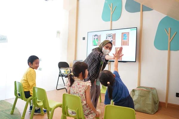 belajar dengan guru bahasa inggris anak professional sparks english