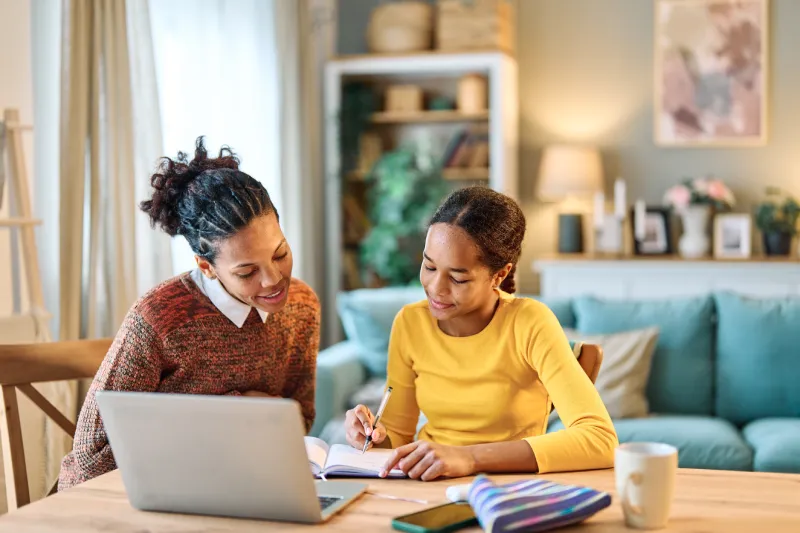 perbedaan between dan among